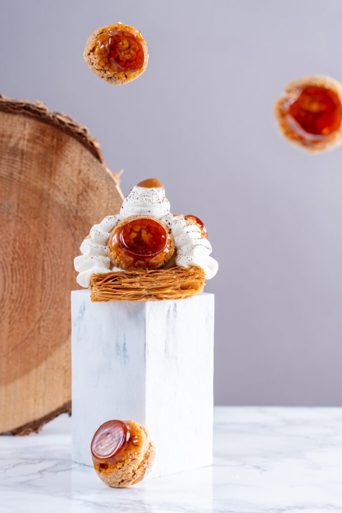 Saint honoré décomposé avec les petits choux qui volent. La rencontre Boulangerie - pâtisserie