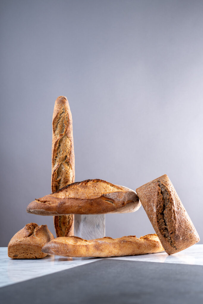 Assortiment de pains variés. La rencontre Boulangerie - pâtisserie